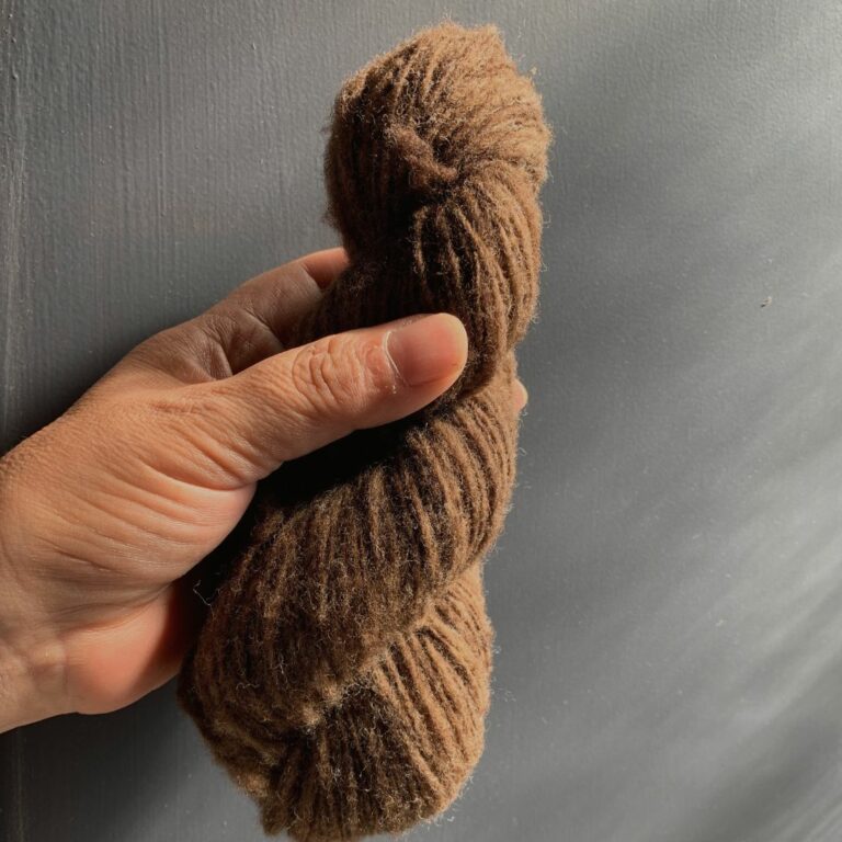 Fiado à mão , merino preto pela Paula Neves
